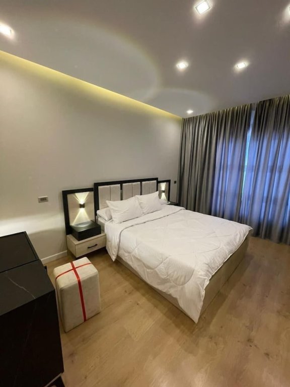 Шейх Заед Сити: Duplex Apartment With A Private Garden