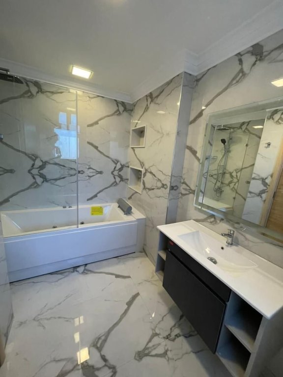 Шейх Заед Сити: Duplex Apartment With A Private Garden