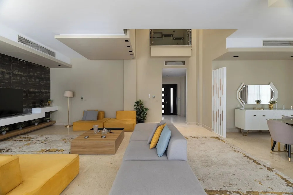 Шейх Заед Сити: Villa With Private Pool In Beverly Hills