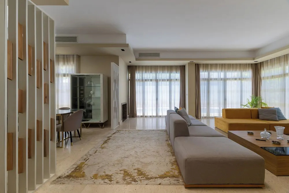 Шейх Заед Сити: Villa With Private Pool In Beverly Hills