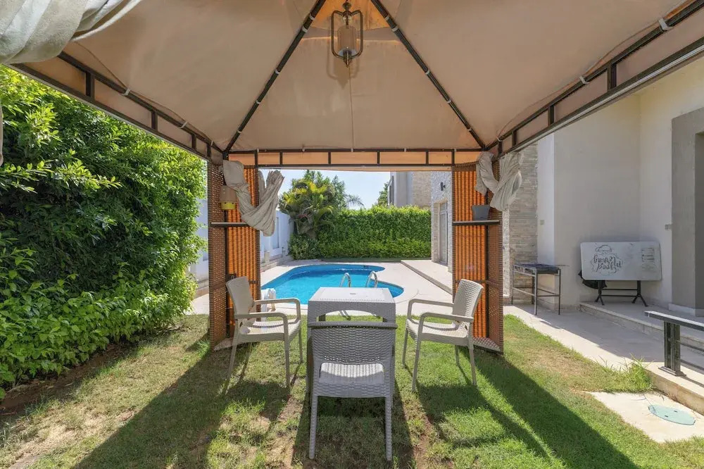Шейх Заед Сити: Villa With Private Pool In Beverly Hills