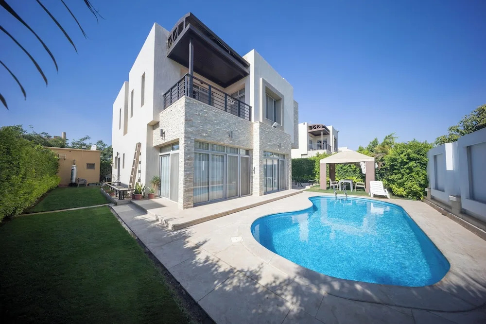 Шейх Заед Сити: Villa With Private Pool In Beverly Hills