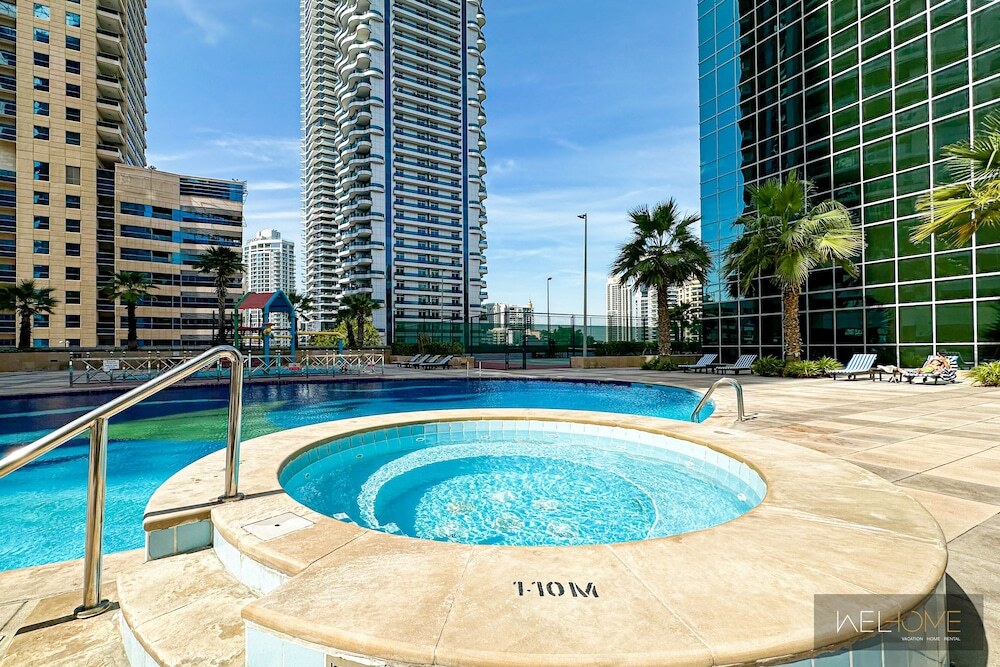 Дубай: WelHome - Mesmerizing 1BR Apartment in Damac Waves A