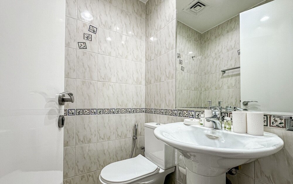 Дубай: WelHome - Mesmerizing 1BR Apartment in Damac Waves A