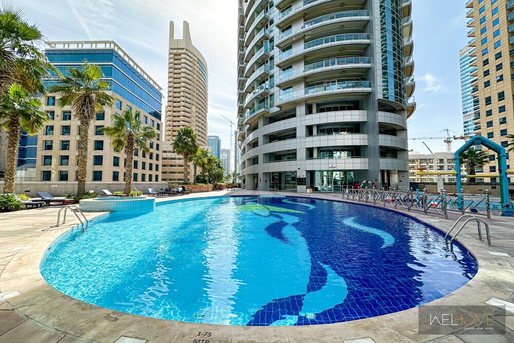 Дубай: WelHome - Mesmerizing 1BR Apartment in Damac Waves A
