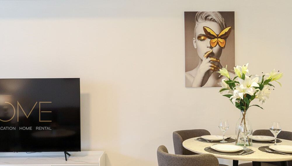 Дубай: WelHome - Mesmerizing 1BR Apartment in Damac Waves A