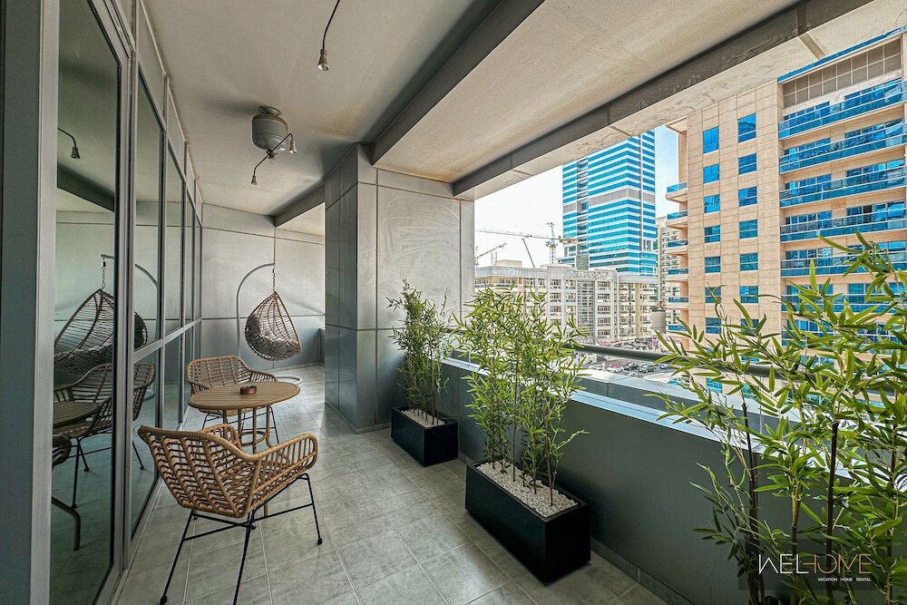 Дубай: WelHome - Mesmerizing 1BR Apartment in Damac Waves A