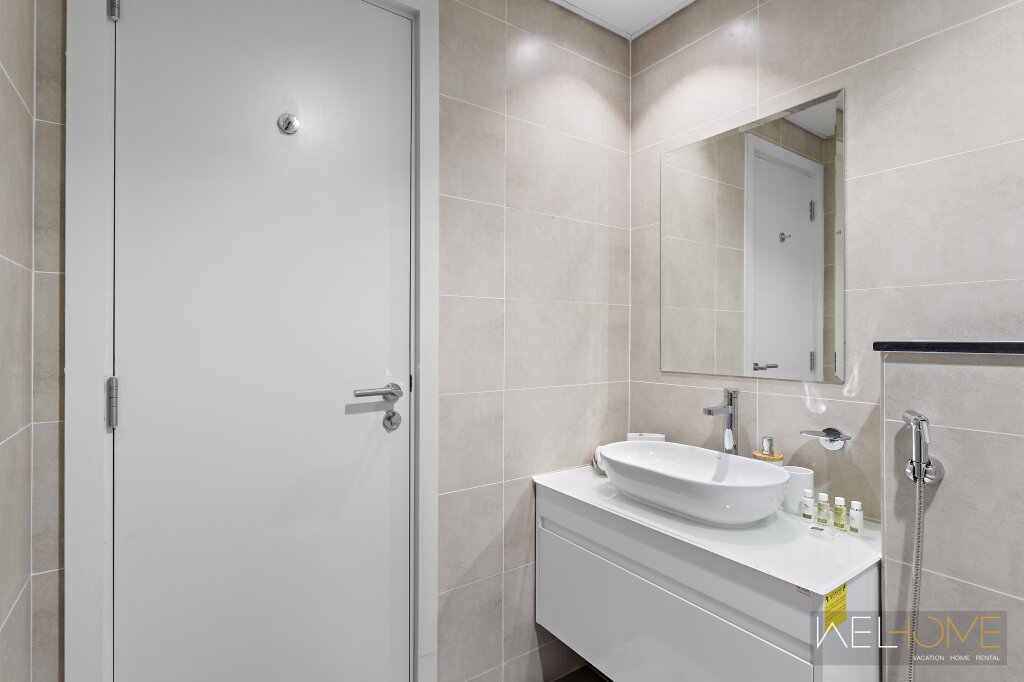Дубай: Апартаменты WelHome - Breathtaking 1BR Apt with Balcony and City View