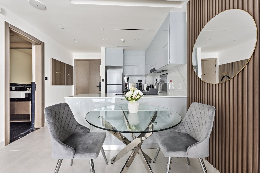 Дубай: Апартаменты WelHome - Contemporary 1BR in Binghatti Canal & Burj Views