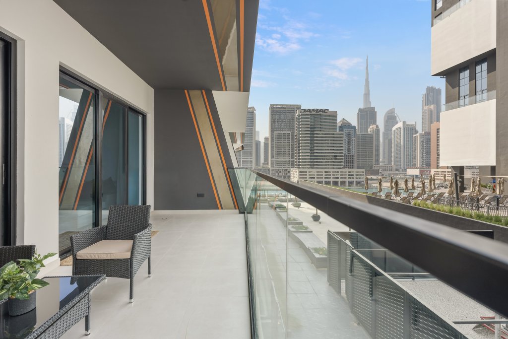 Дубай: Апартаменты WelHome - Contemporary 1BR in Binghatti Canal & Burj Views