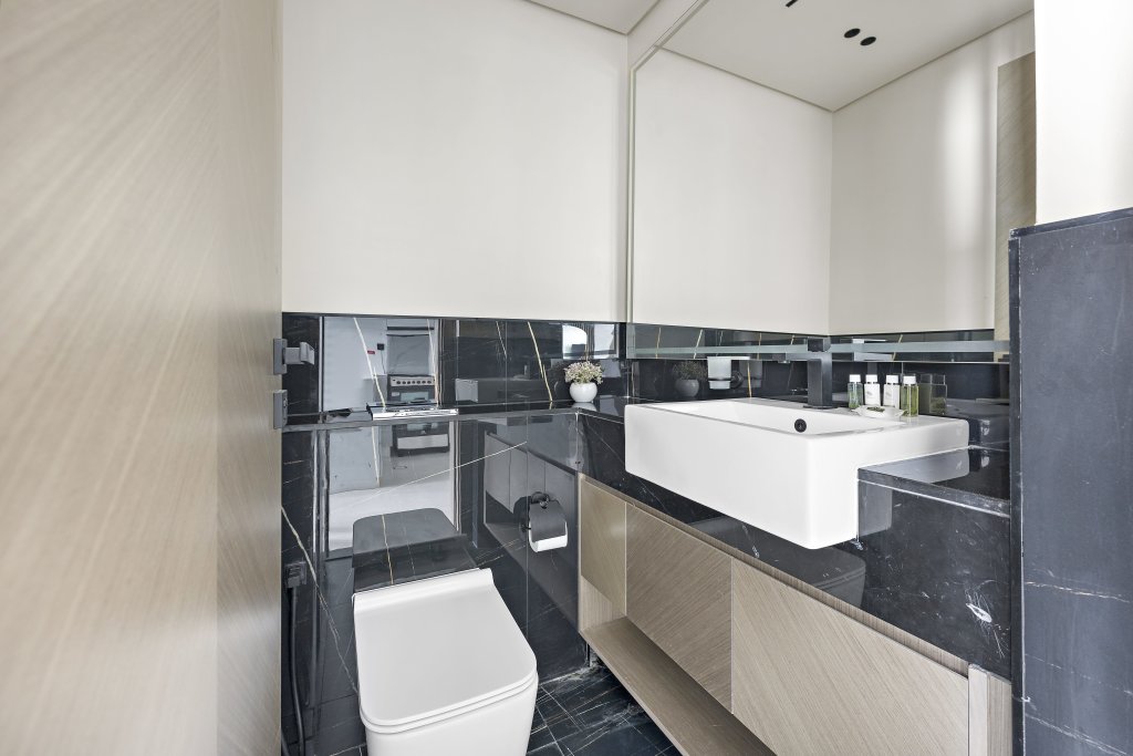 Дубай: Апартаменты WelHome - Contemporary 1BR in Binghatti Canal & Burj Views