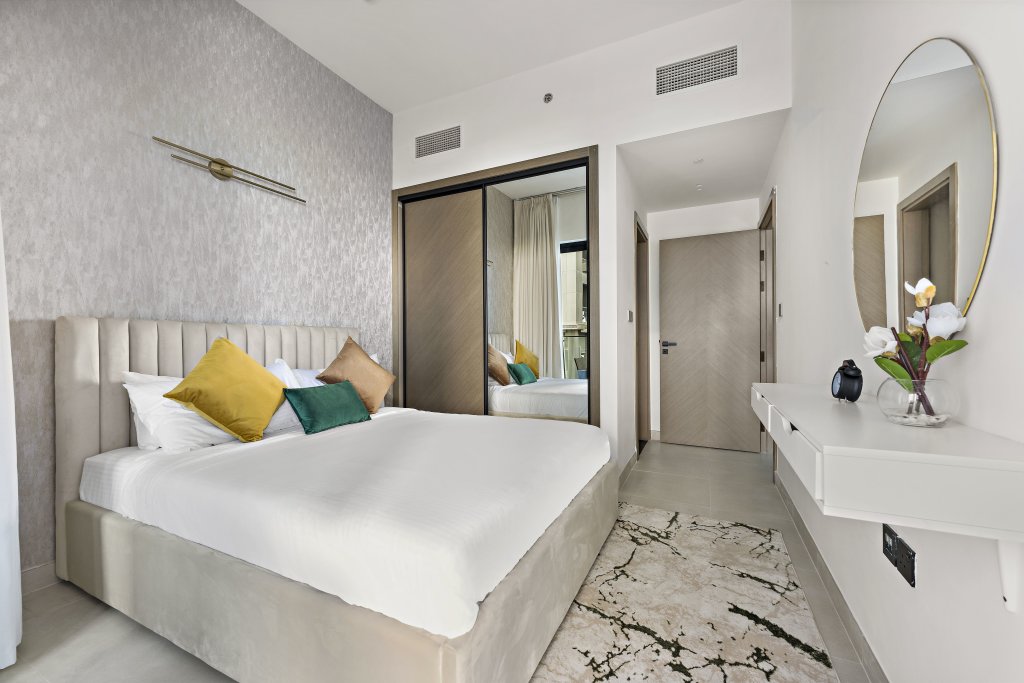 Дубай: Апартаменты WelHome - Contemporary 1BR in Binghatti Canal & Burj Views