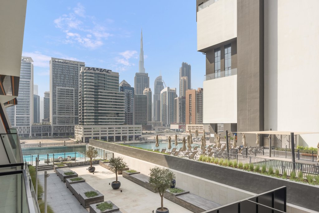 Дубай: Апартаменты WelHome - Contemporary 1BR in Binghatti Canal & Burj Views