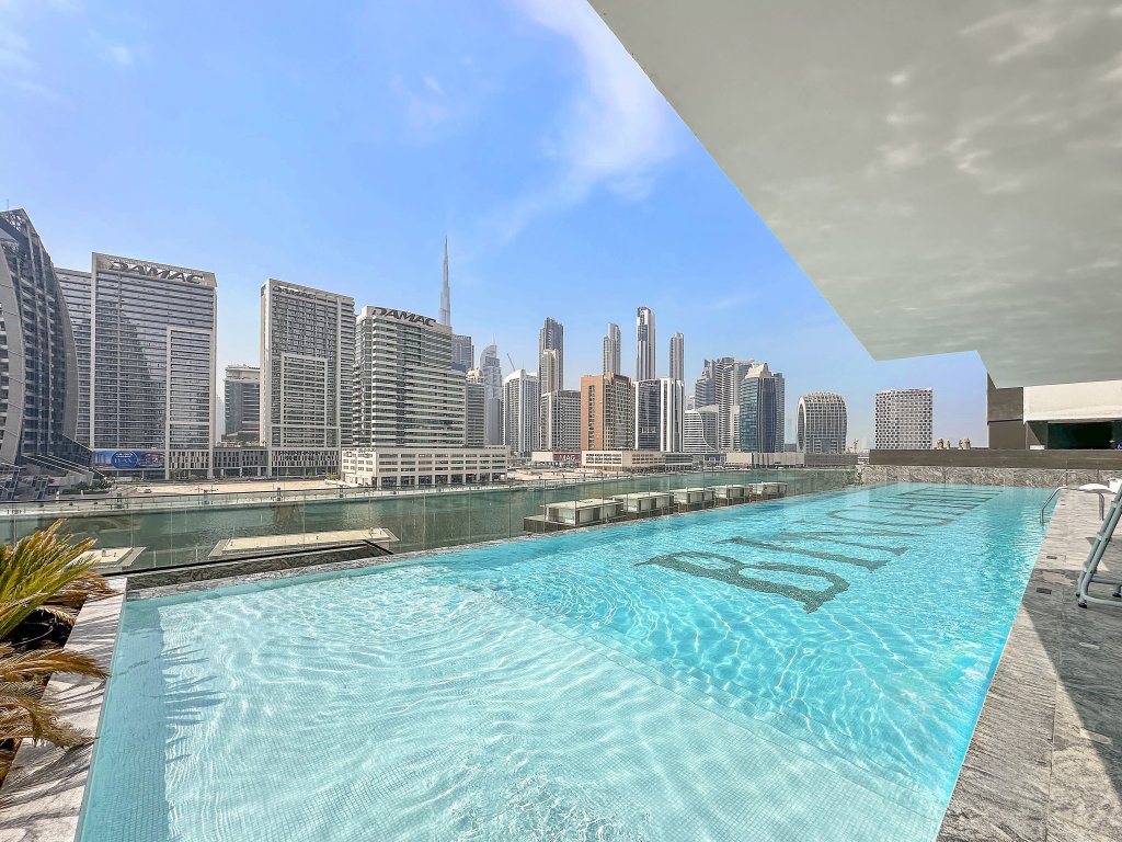 Дубай: Апартаменты WelHome - Contemporary 1BR in Binghatti Canal & Burj Views