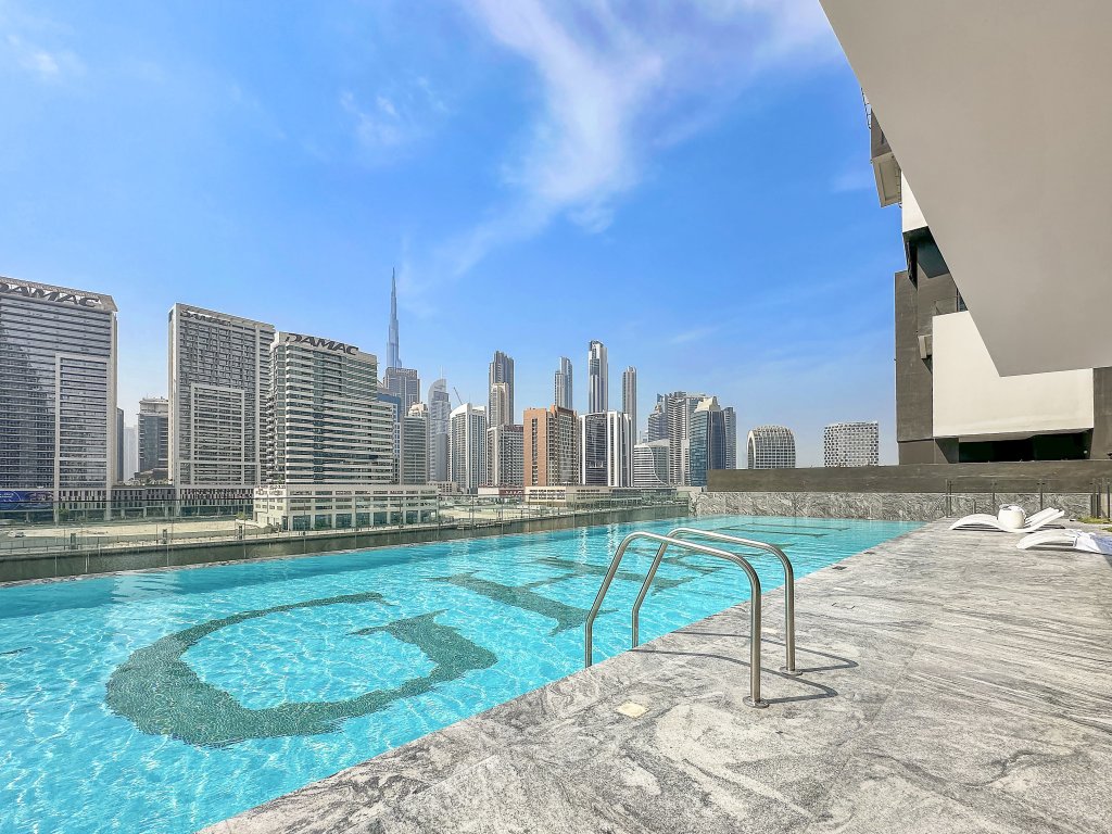 Дубай: Апартаменты WelHome - Contemporary 1BR in Binghatti Canal & Burj Views