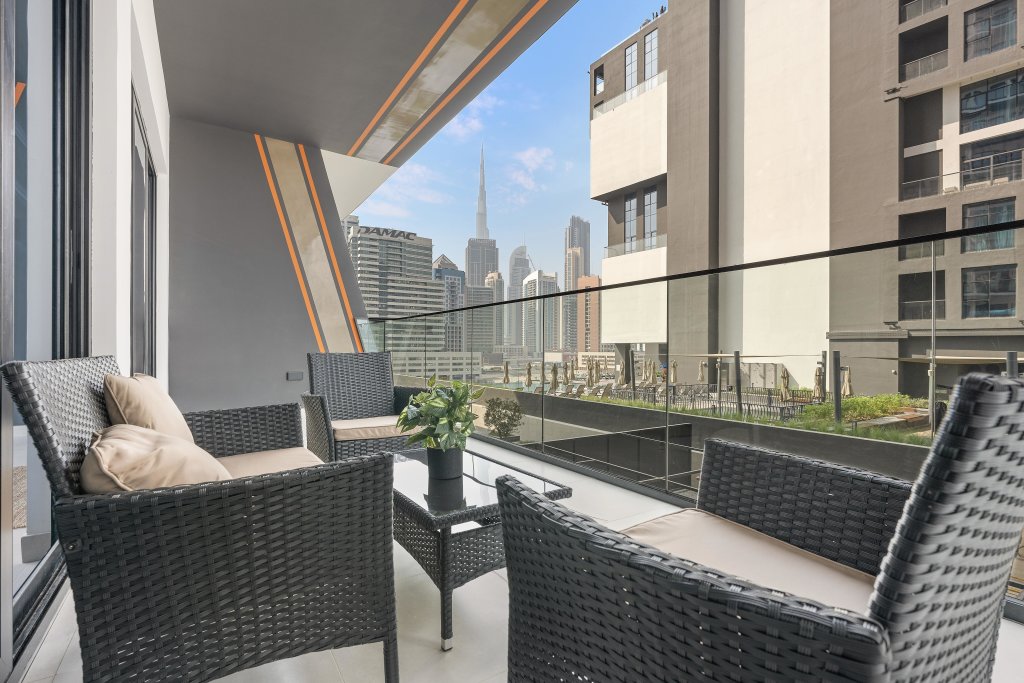 Дубай: Апартаменты WelHome - Contemporary 1BR in Binghatti Canal & Burj Views