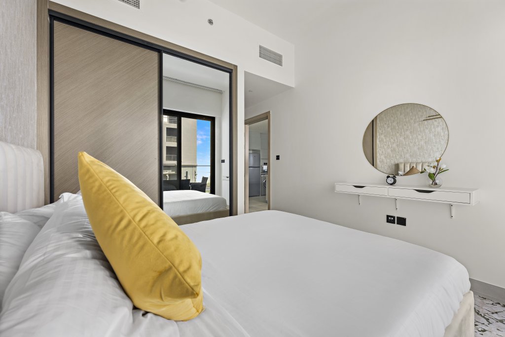 Дубай: Апартаменты WelHome - Contemporary 1BR in Binghatti Canal & Burj Views