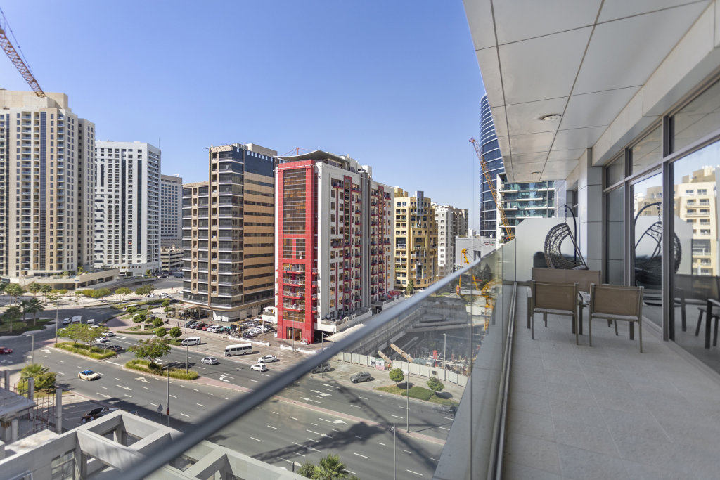 Дубай: Апартаменты WelHome - Urban Retreat with Terrace and City Views