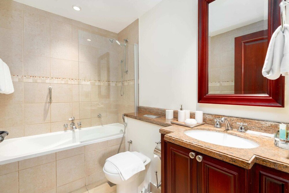 Дубай: Stylish 1BD Apartment w/ Balcony, Downtown Dubai!