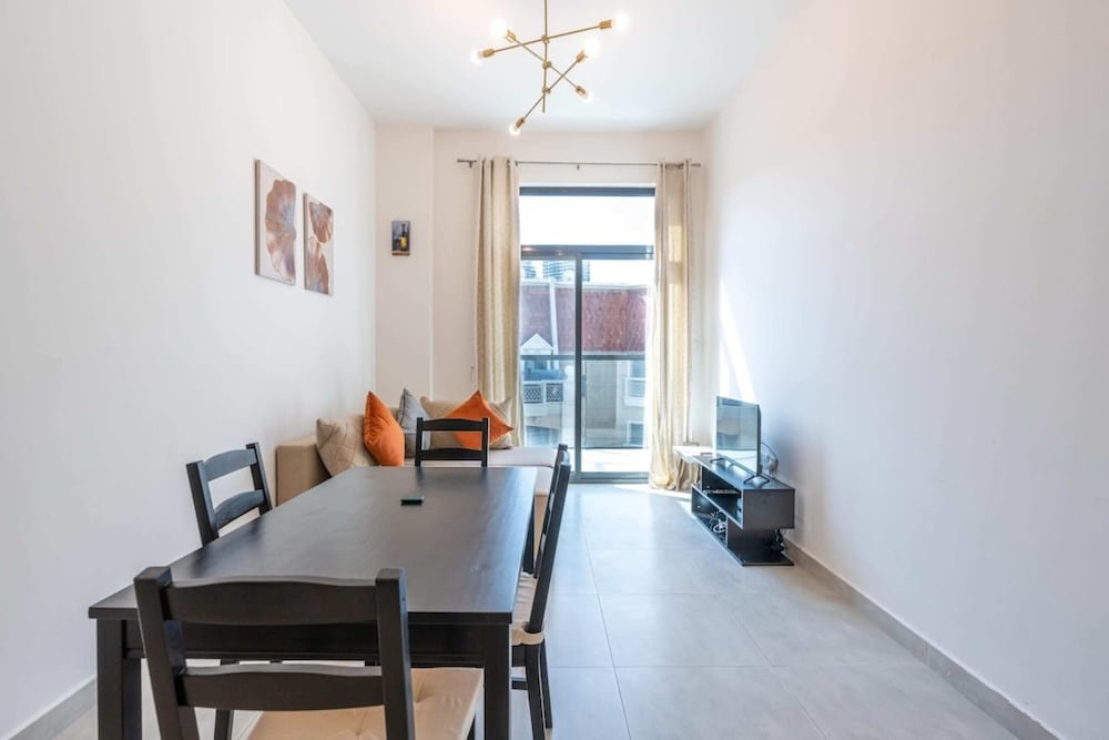 Дубай: Bright & Spacious 1BD Flat With Balconydubai JVC