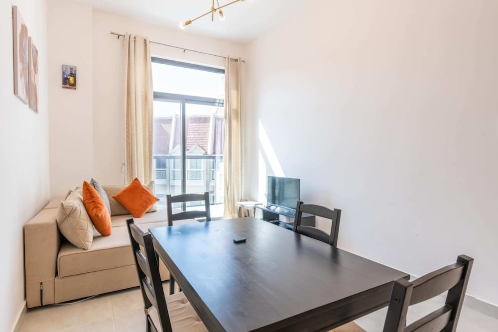 Дубай: Bright & Spacious 1BD Flat With Balconydubai JVC