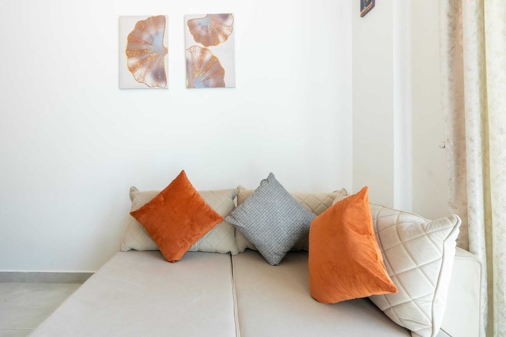 Дубай: Bright & Spacious 1BD Flat With Balconydubai JVC