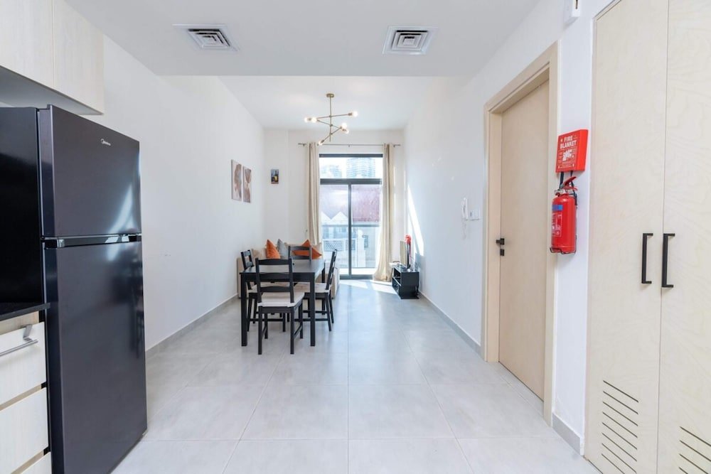 Дубай: Bright & Spacious 1BD Flat With Balconydubai JVC