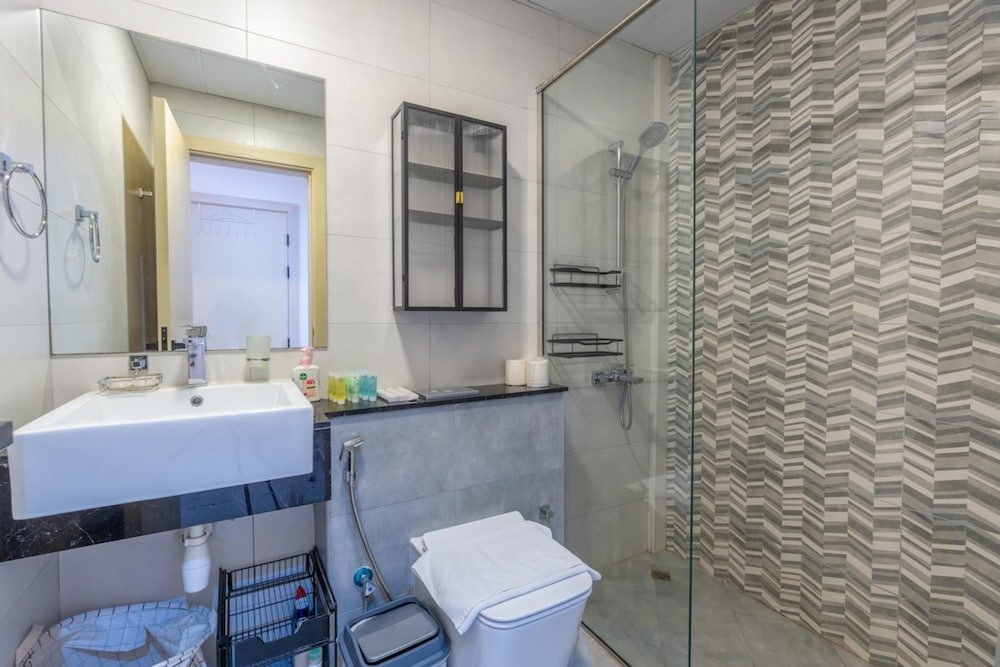 Дубай: Bright & Spacious 1BD Flat With Balconydubai JVC