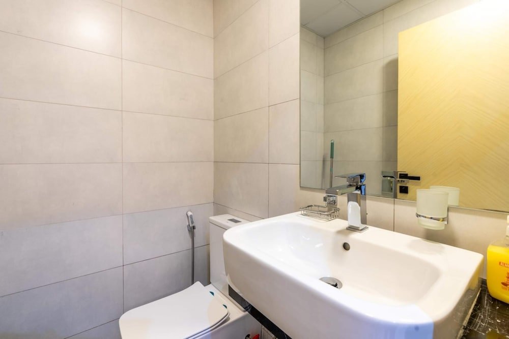 Дубай: Bright & Spacious 1BD Flat With Balconydubai JVC