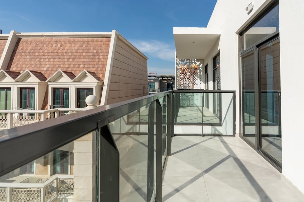 Дубай: Bright & Spacious 1BD Flat With Balconydubai JVC