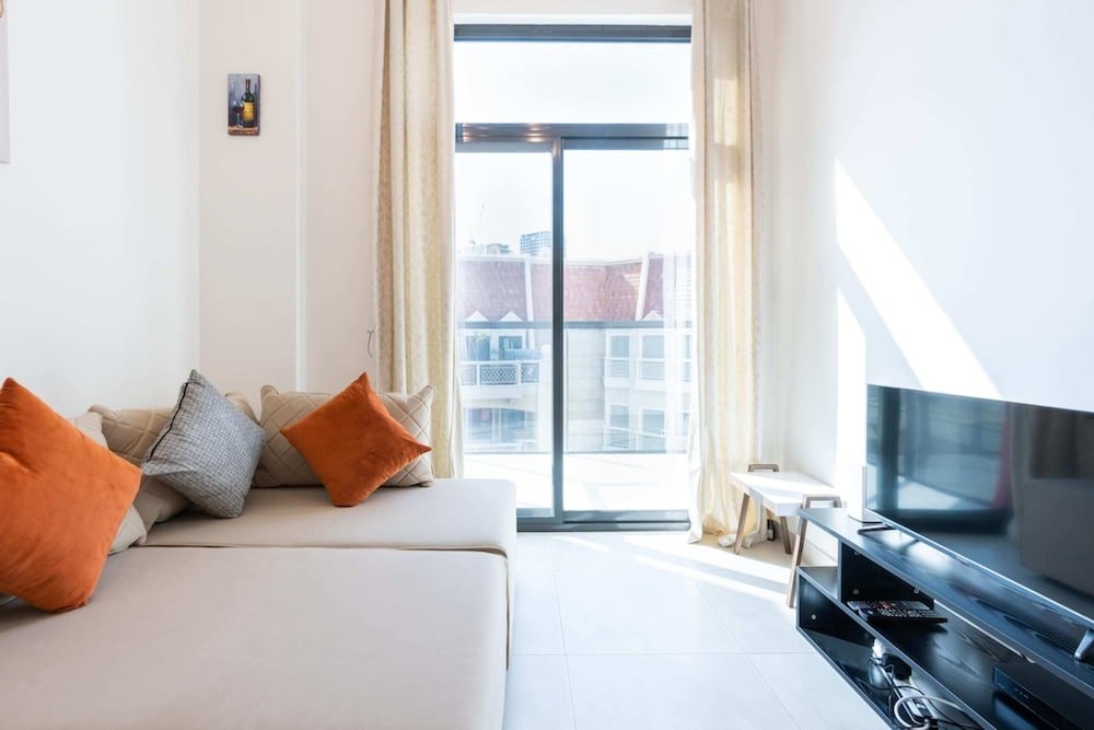 Дубай: Bright & Spacious 1BD Flat With Balconydubai JVC