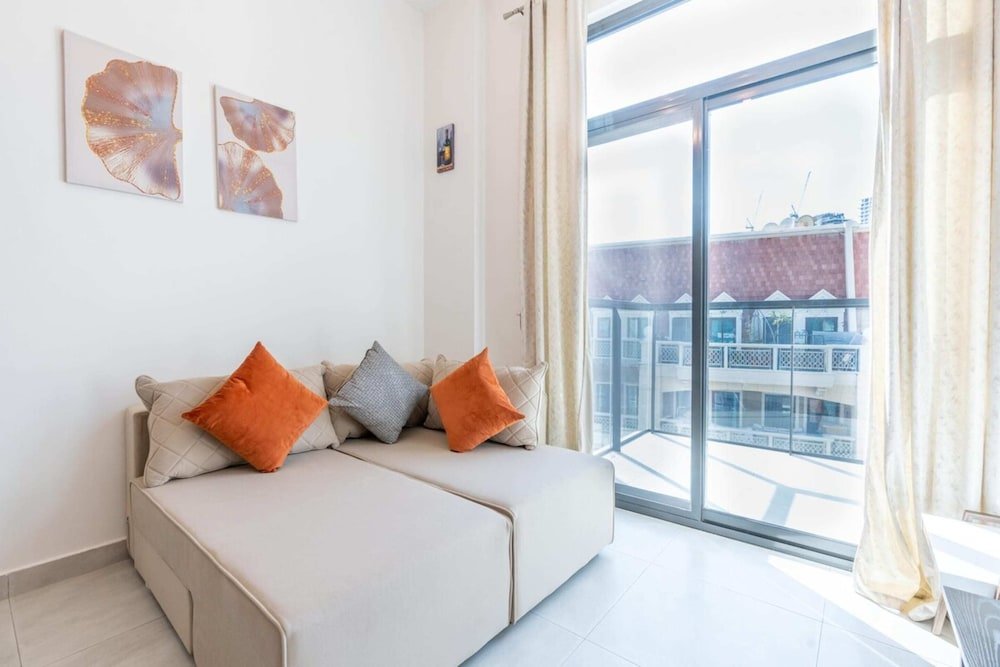 Дубай: Bright & Spacious 1BD Flat With Balconydubai JVC