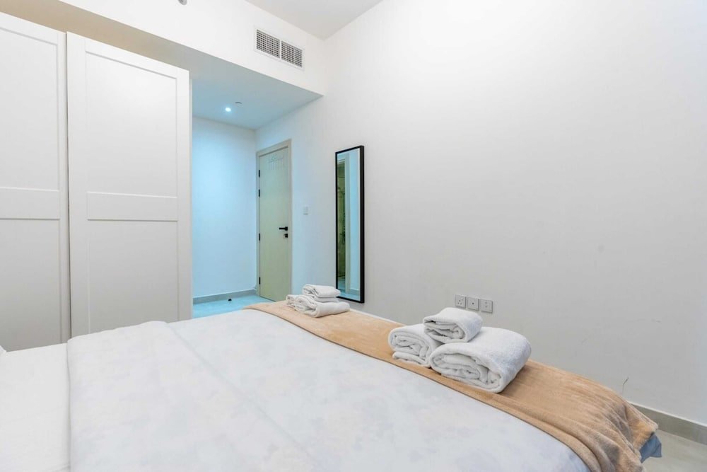 Дубай: Bright & Spacious 1BD Flat With Balconydubai JVC