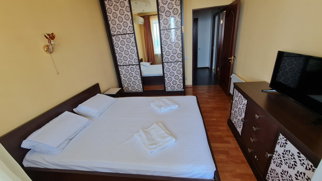 Алупка: Апартаменты Двухкомнатные с видом на море