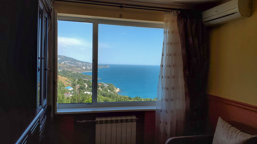Алупка: Апартаменты Двухкомнатные с видом на море