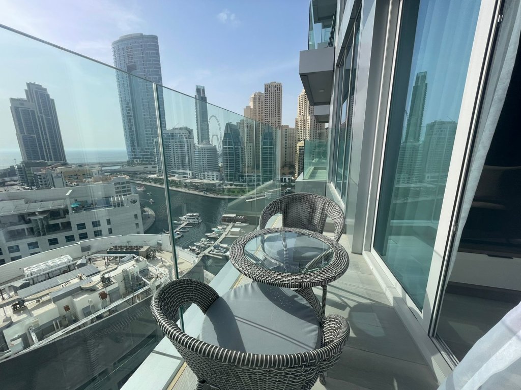 Дубай: Апартаменты Dubai Marina Walk Gem Modern Apt with Pool & Gym access, Steps to Beach & Metro