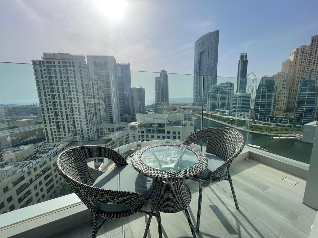 Дубай: Апартаменты Dubai Marina Walk Gem Modern Apt with Pool & Gym access, Steps to Beach & Metro