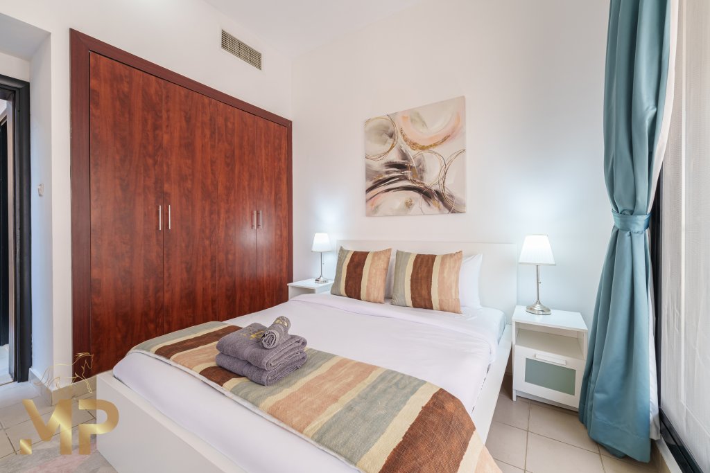 Дубай: 1 Bedroom Apartment with Panoramic Marina Views
