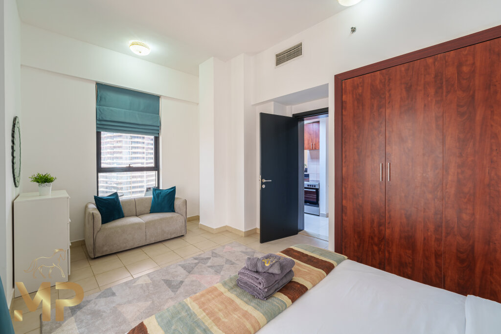 Дубай: 1 Bedroom Apartment with Panoramic Marina Views