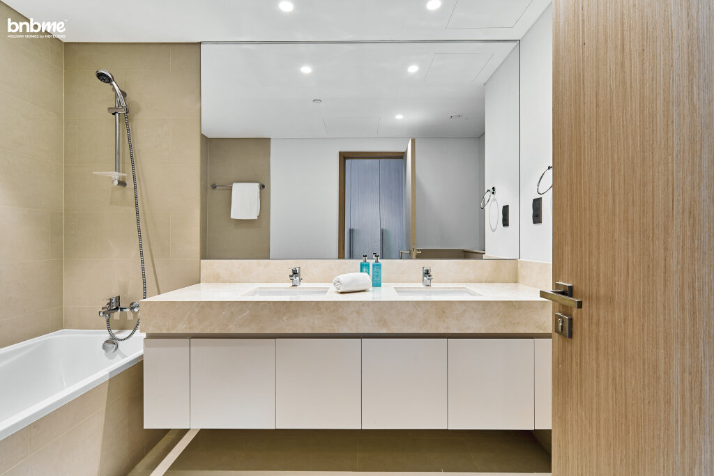 Дубай: Апартаенты Bnbmehomes | Modern 2BR Treasure nr Dubai Fountain - 3302
