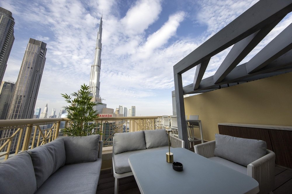 Дубай: Fountain View Signature Residence With Terrace 135 SQM