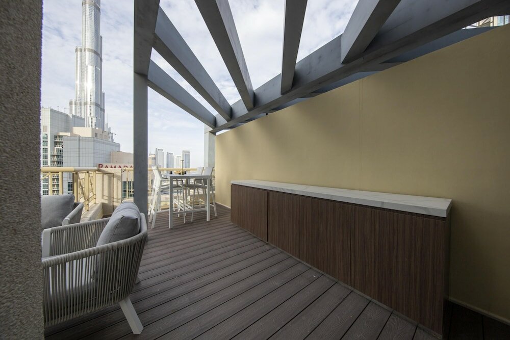 Дубай: Fountain View Signature Residence With Terrace 135 SQM