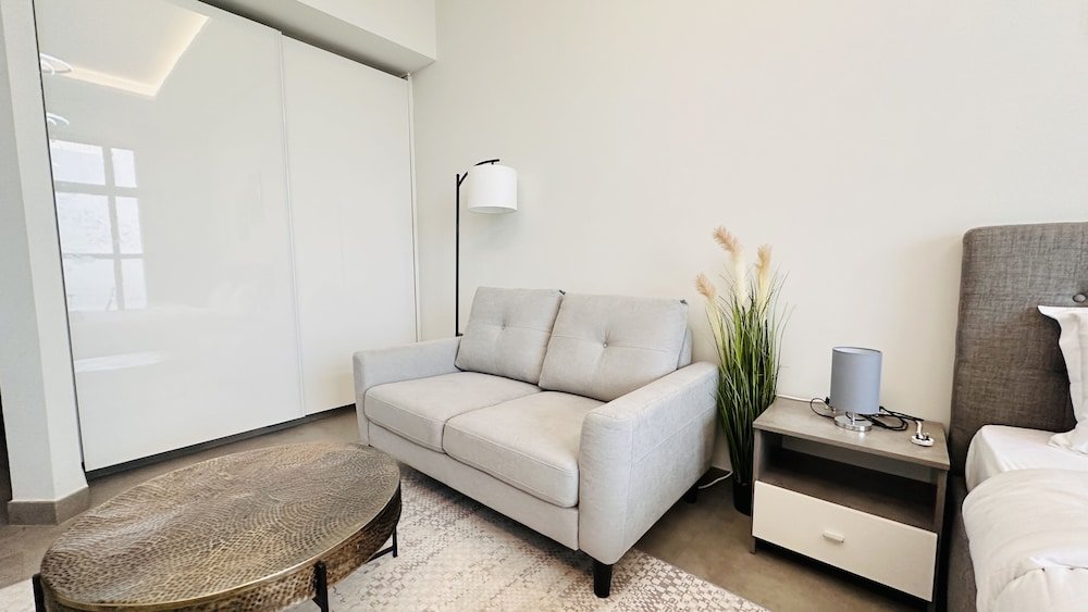 Дубай: Luxury Studio Apartments Business Bay With Balcony and Free parking by Belvilla