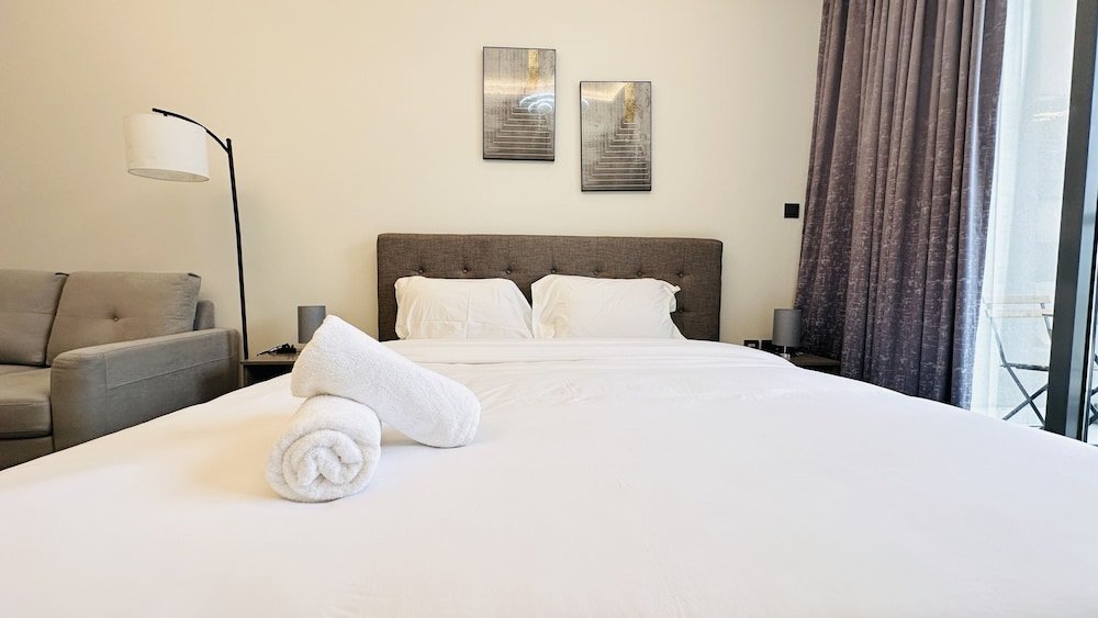 Дубай: Luxury Studio Apartments Business Bay With Balcony and Free parking by Belvilla