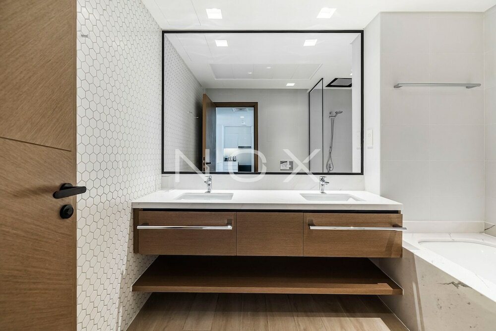 Дубай: Modern 1BR 15th Floor Palace Residence