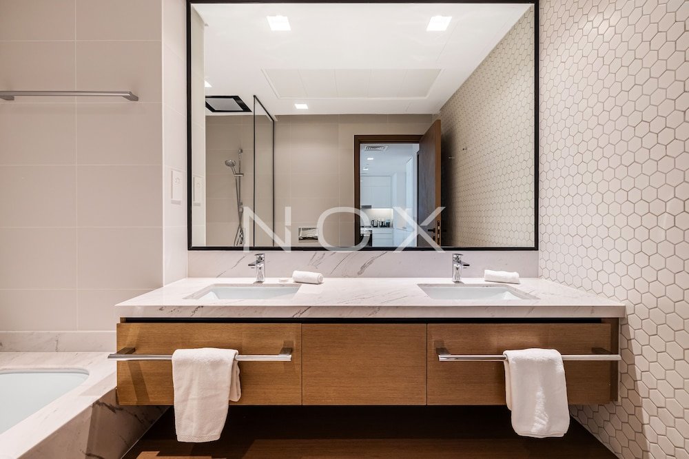 Дубай: Modern 1BR 15th Floor Palace Residence