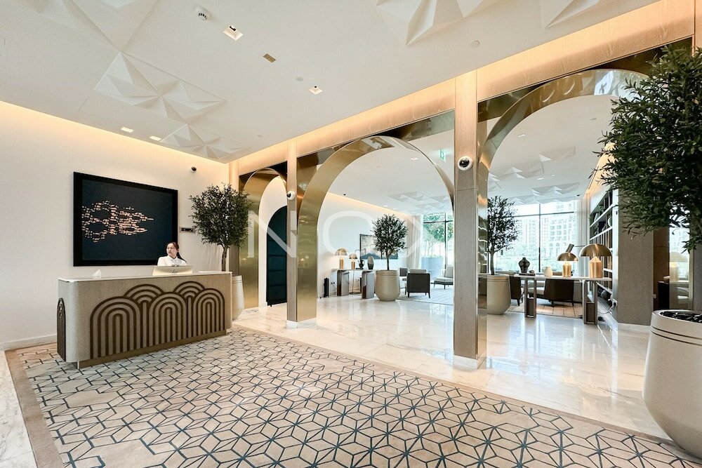 Дубай: Modern 1BR 15th Floor Palace Residence