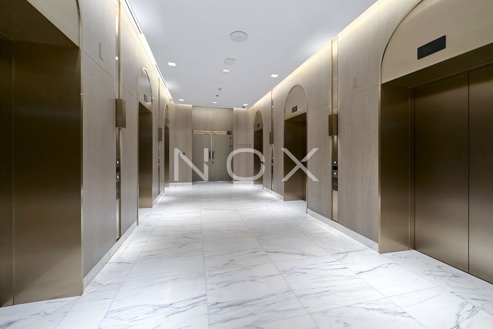 Дубай: Modern 1BR 15th Floor Palace Residence