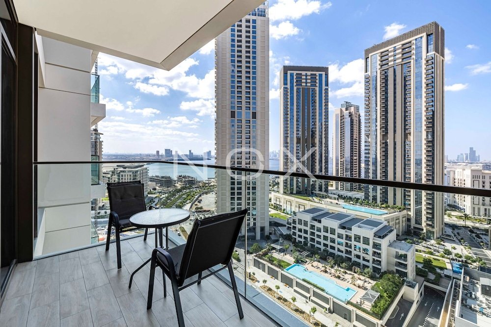 Дубай: Modern 1BR 15th Floor Palace Residence