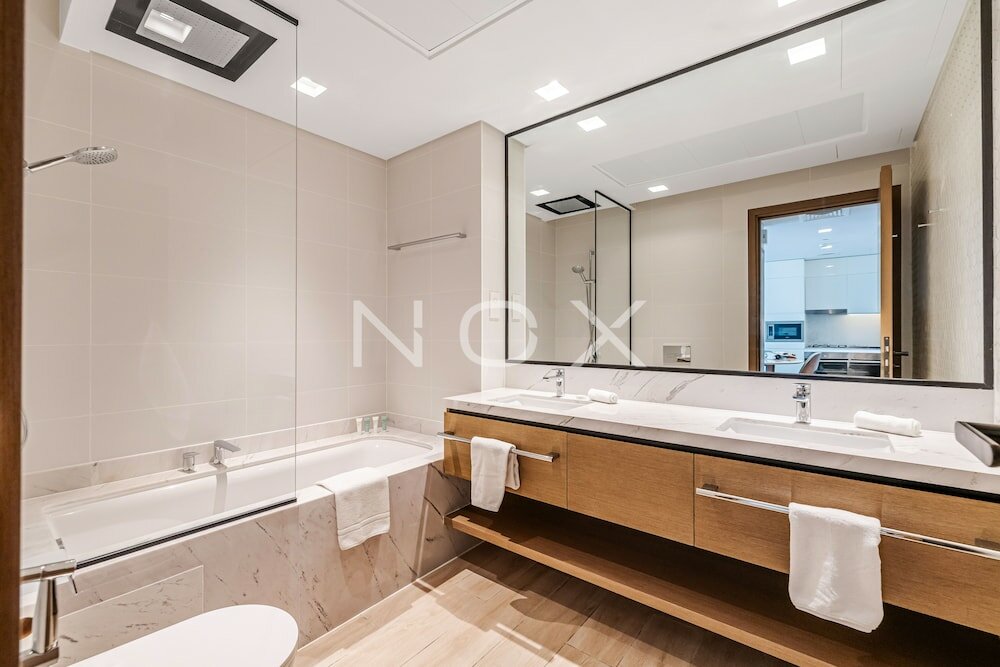 Дубай: Modern 1BR 15th Floor Palace Residence